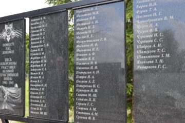В поселке захоронены 76 участников боевых действий.