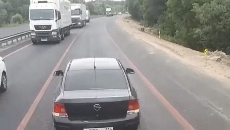 Водитель не давал никому проехать.