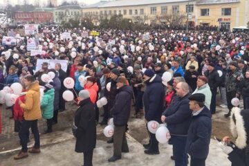 Жители Волоколамского района вышли на митинг с требованием закрыть мусорный полигон «Ядрово». Трансляция ведется на «Ютубе».