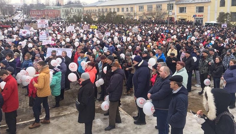 Жители Волоколамского района вышли на митинг с требованием закрыть мусорный полигон «Ядрово». Трансляция ведется на «Ютубе».
