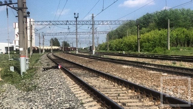 Обезглавленное тело мужчины обнаружили сегодня днем на железнодорожных путях станции Бирюли в Татарстане. Погибший лежал в 25 м от платформы перпендикулярно рельсам и