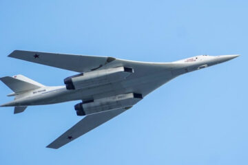 Это самый крупный и самый мощный в истории военной авиации сверхзвуковой самолёт.