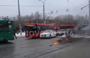 Возгорание произошло на пересечении улиц Рихарда Зорге и Хусаина Мавлютова.