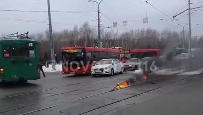 Возгорание произошло на пересечении улиц Рихарда Зорге и Хусаина Мавлютова.