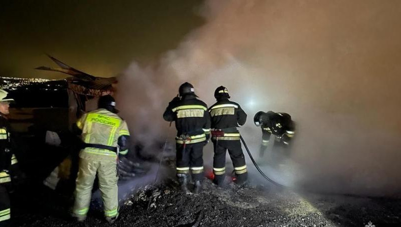 Пожарные добирались почти час к месту возгорания из-за труднодоступной горной местности.