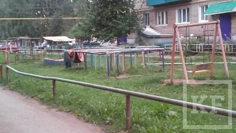 На портал госуслуг в раздел «Народный контроль» поступила жалоба от жительницы Азнакаево на плохое состояние детской площадки по улице Хасанова