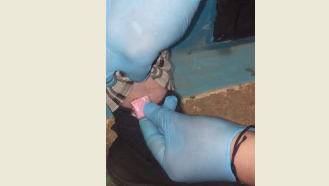 Запрещенное вещество он прятал в носке.