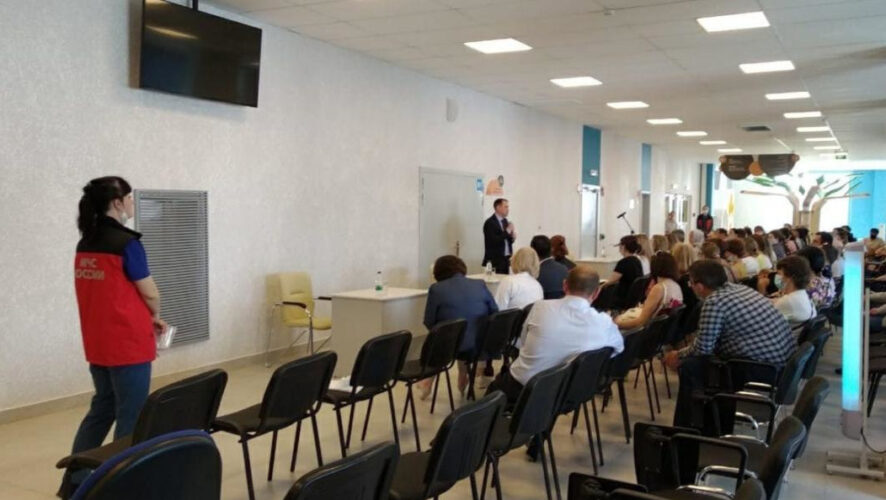 На данный момент по параллелям проходят встречи с родителями учеников гимназии