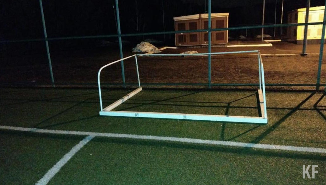 В Лаишево во время тренировки на 13-летнего мальчика упали футбольные ворота.