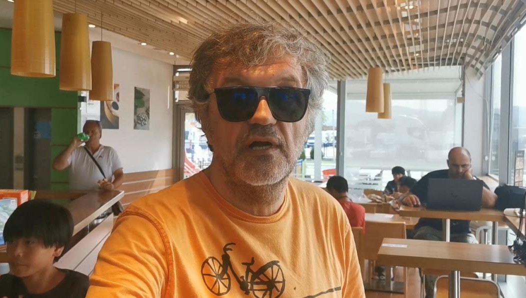 Режиссер обратился к пользователям сети на русском языке.