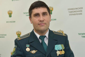 Подполковник работает в таможенной сфере с 19 июля 2005 года.