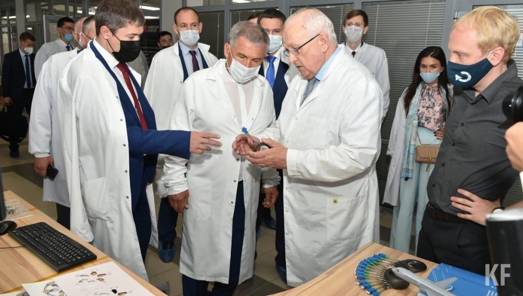 Президенту Татарстана показали выпускаемую там продукцию.