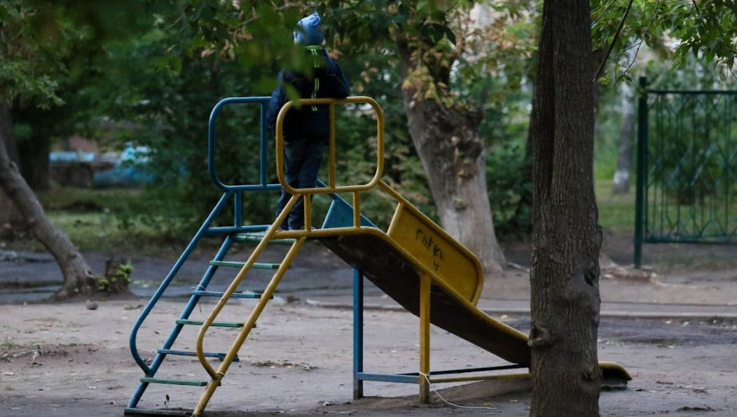 У мальчика застряли коленями между металлическими прутьями ограждения.