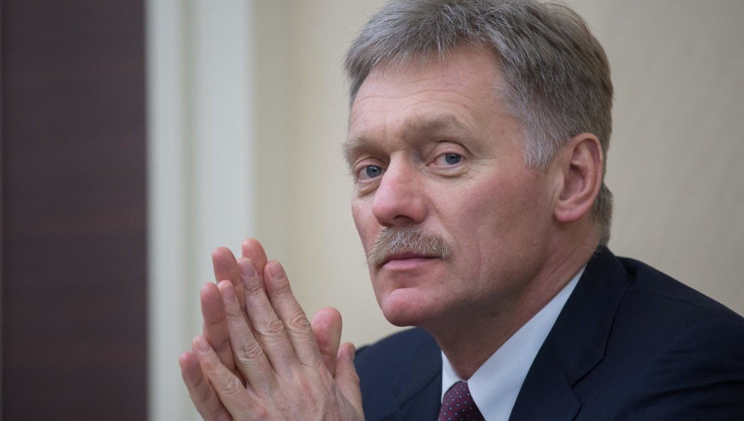 Россиян представитель Кремля попросил очень аккуратно относиться ко всей информации и не становиться жертвами обманов.