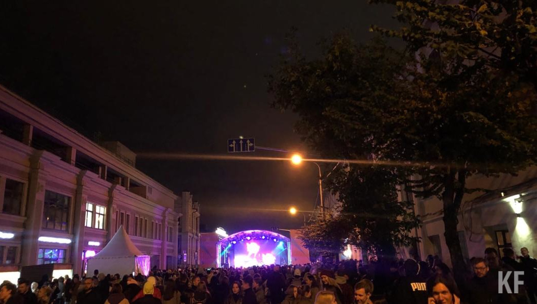 На впервые перекрытой улице фуд-корт