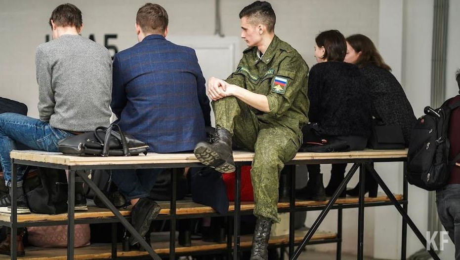 Для приостановки трудового договора сотрудник должен предоставить работодателю копию повестки о призыве из военкомата.