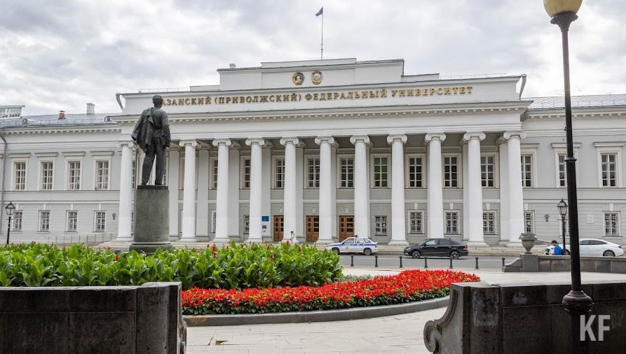 Ректор университета Ленар Сафин и управляющий директор Дарья Борисова подписали соглашение