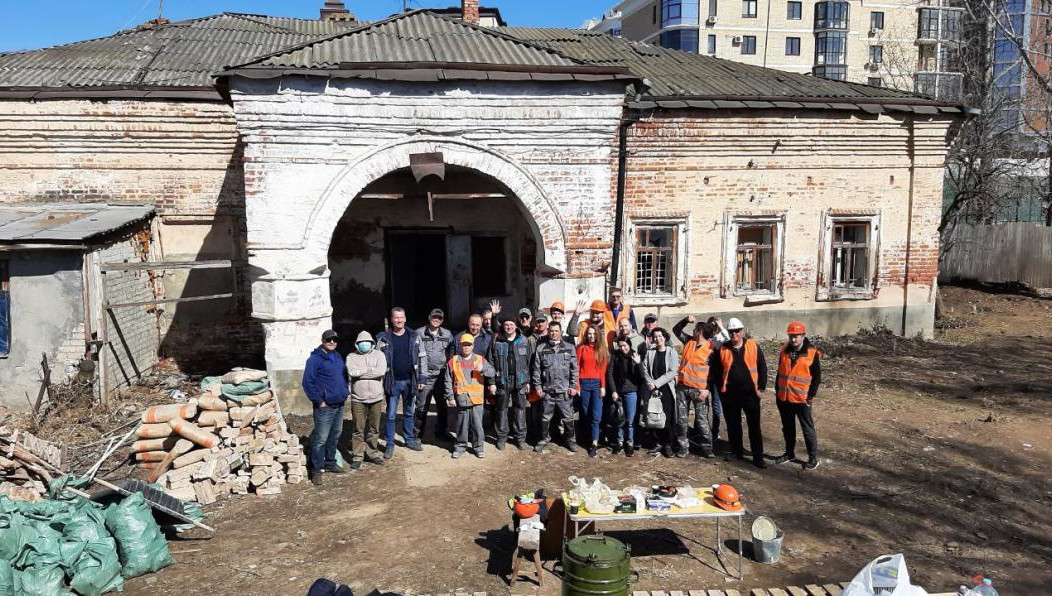 Уже в первый час был заполнен мусором доверху 20-кубовый контейнер.