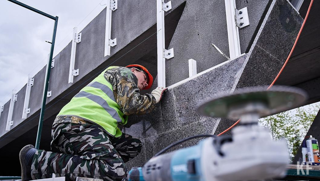В столице РТ такие специалисты зарабатывают около 90 тысяч рублей.