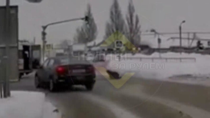 Школьник вывалился на проезжую часть.