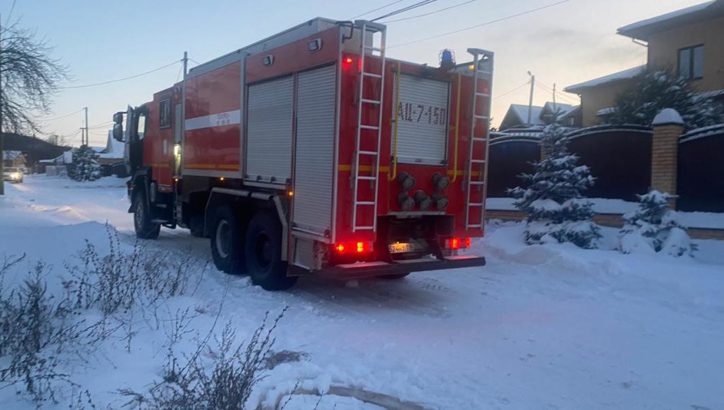 На частном участке горел дом.