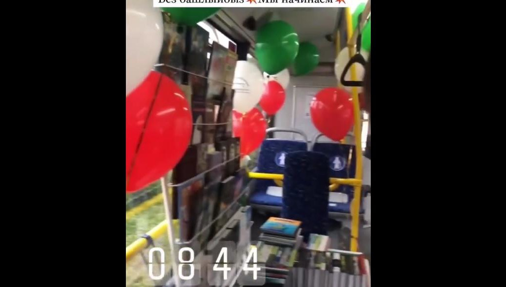 У пассажиров есть возможность получить автограф от авторов