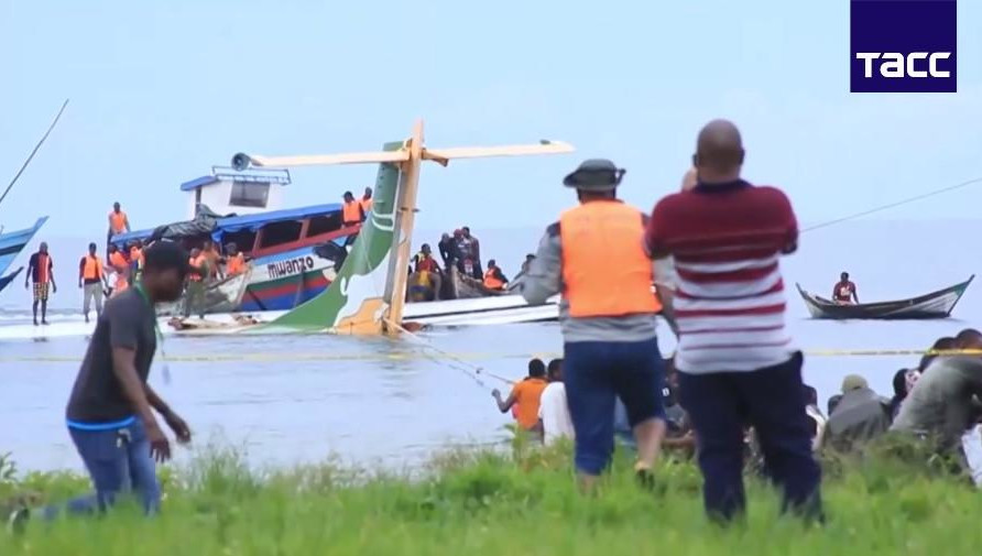 Самолет начал падать в озеро на стометровой высоте.