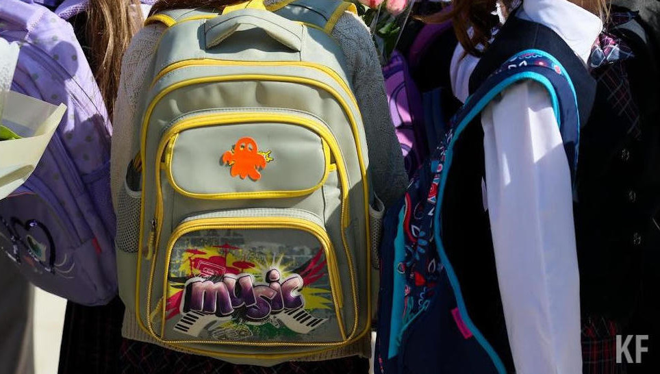 Стоимость «школьного набора» только лишь для первоклассника в нынешнем году возросла уже более чем на 12 процентов.