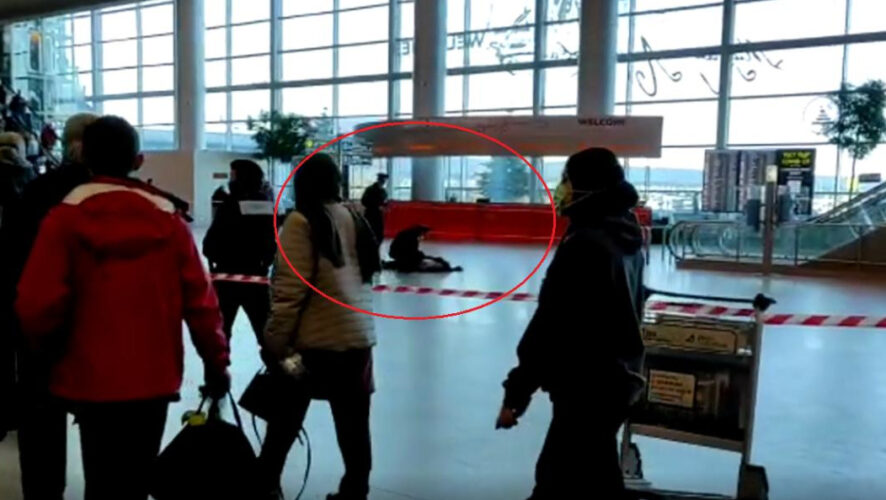 Его скрутили и накрыли бронежилетами.