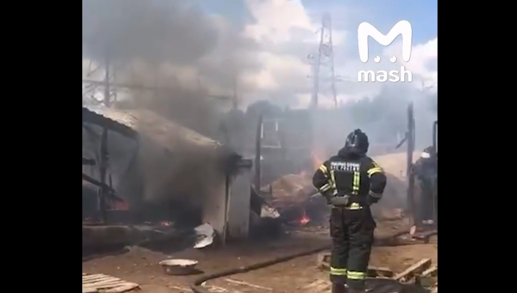 Пожар мог произойти из-за взрыва газовых баллонов.