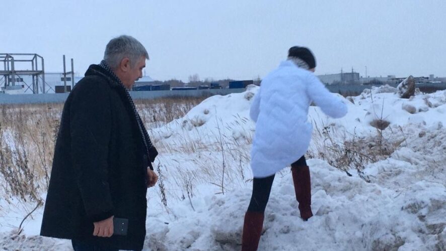 Неизвестные повадились складировать вывезенный снег на участке предприятия у Производственного проезда в Тукаевском районе