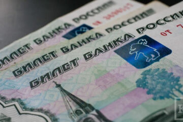 Мужчина купил лотерейный билет за 30 рублей.