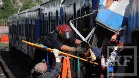 В столице Аргентины Буэнос-Айресе поезд сошел с рельсов и врезался в перрон на станции Once. По последним данным ИТАР-ТАСС