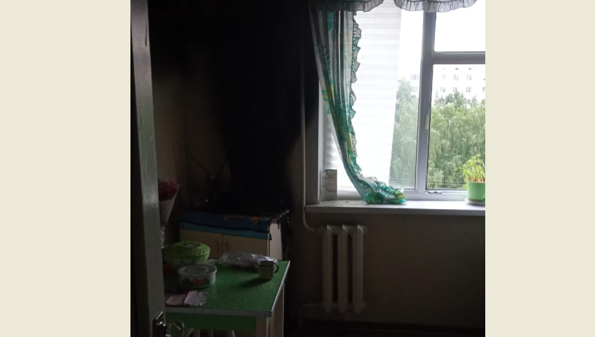 С возгоранием хозяйка квартиры справилась самостоятельно.
