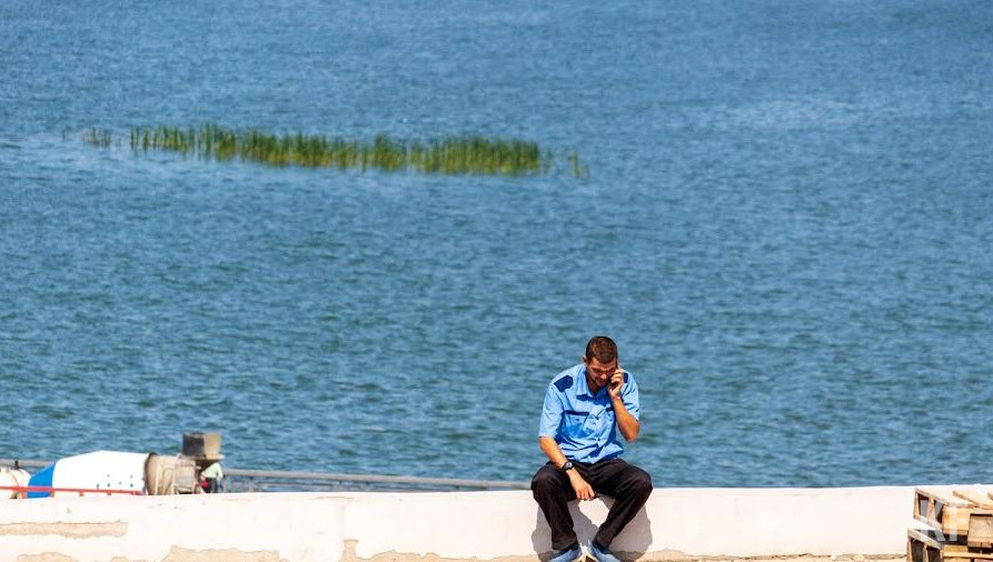 Свыше трети разговаривают с коллегами по телефону и проверяют служебную почту.