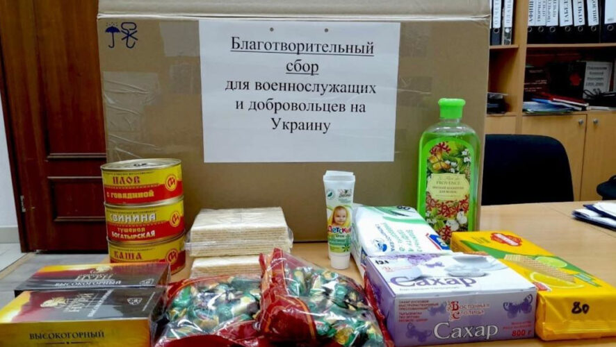 Сельчане приносят лекарства