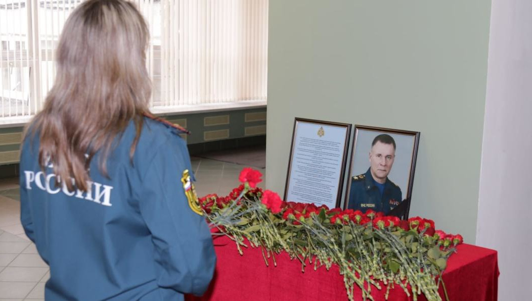 Сотрудники ведомства несут к нему цветы и скорбят вместе со всей страной.