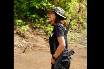 Хтар Хтет Хтет призвала бороться и опубликовала в Фейсбук фото с винтовкой.