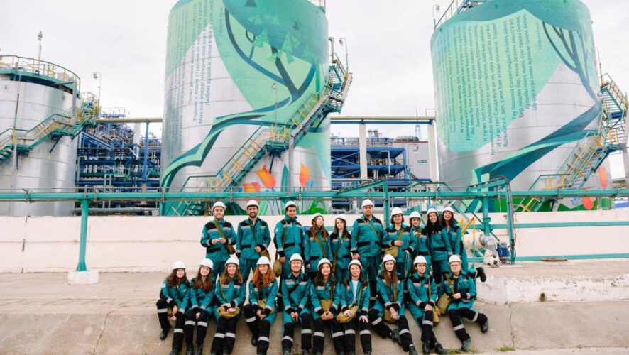 Гостям предприятия рассказывают&nbsp;о безопасности производства и условиях труда.