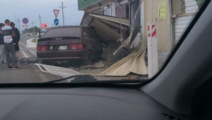 &laquo;ВАЗ&raquo; протаранил торговую точку в районе Базы стройиндустрии.