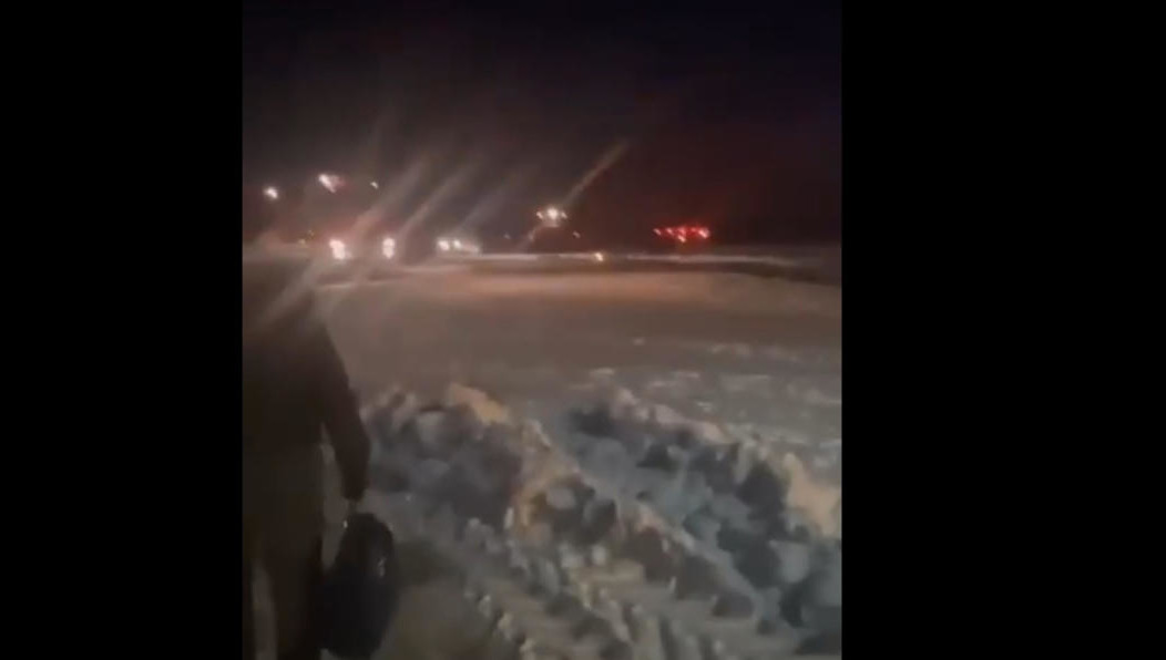 Взлетно-посадочная полоса оказалась завалена снегом.