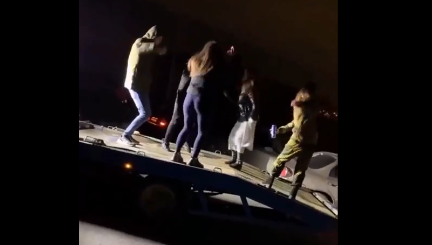 Видео разлетелось по соцсетям.