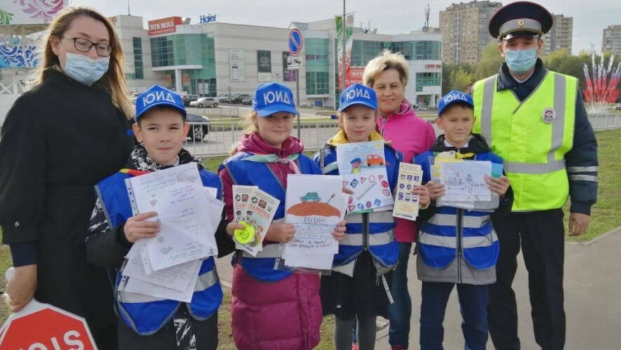Юные инспекторы движения раздали горожанам послания от школьников о соблюдении ПДД.