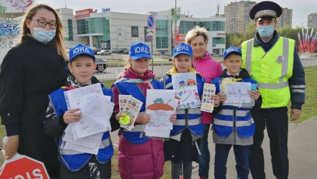 Юные инспекторы движения раздали горожанам послания от школьников о соблюдении ПДД.