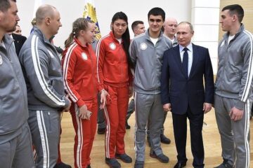 Президент России Владимир Путин пообещал оказать поддержку российским олимпийцам и попросил у них прощение