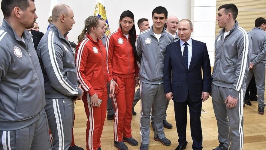 Президент России Владимир Путин пообещал оказать поддержку российским олимпийцам и попросил у них прощение