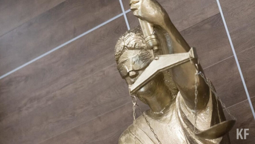 Лихач протаранил столб.