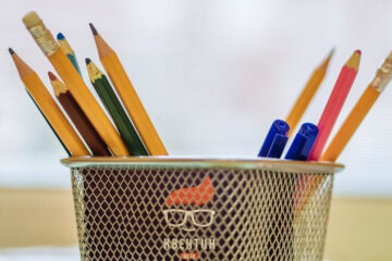 Девочка в течение всего урока нарушала дисциплину и болтала с одноклассником.