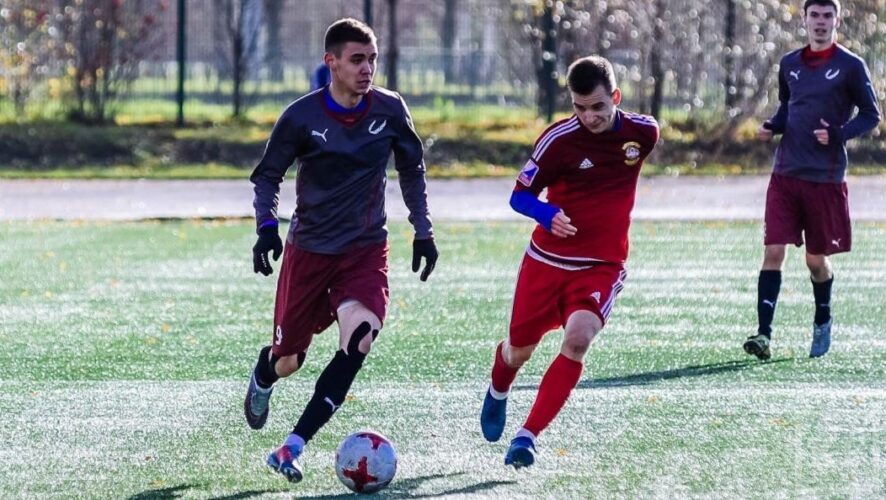 Футбольный клуб «Нефтехимик» заключил контракт с 22-летним нападающим Артуром Гилязетдиновым