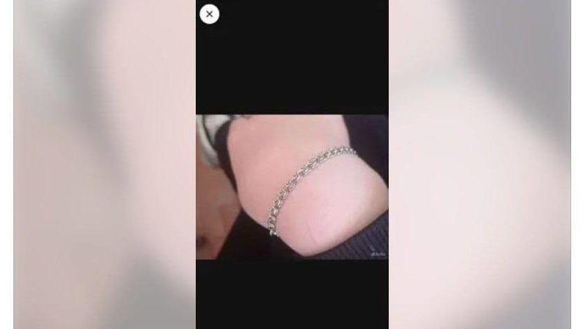 Дама указала